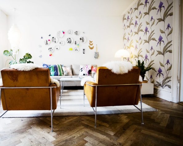 Dosfamily living room herringbone wood floors leather chairs flower wallpaper